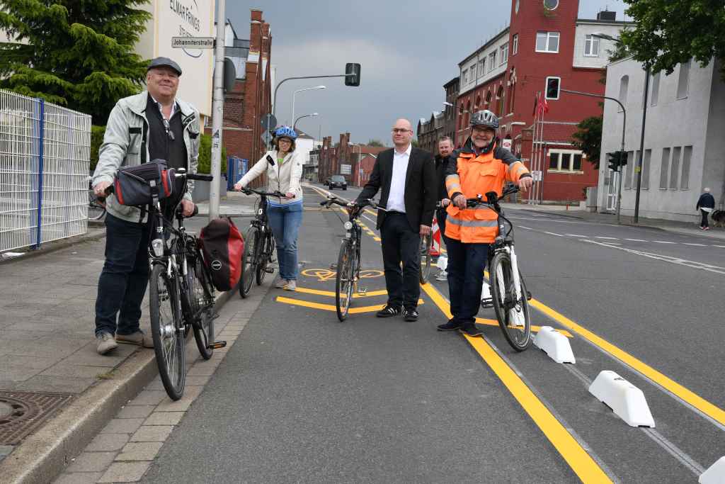 Foto: Unterzogen der neuen ersten „Protected-Bike-Lane“ in Düren einen ersten Praxistest: (v.l.n.r.) Uwe Schmitz, Anke Leimert, Niels-Christian Schaffert, Benjamin Raßmanns und Heiner Wingels.