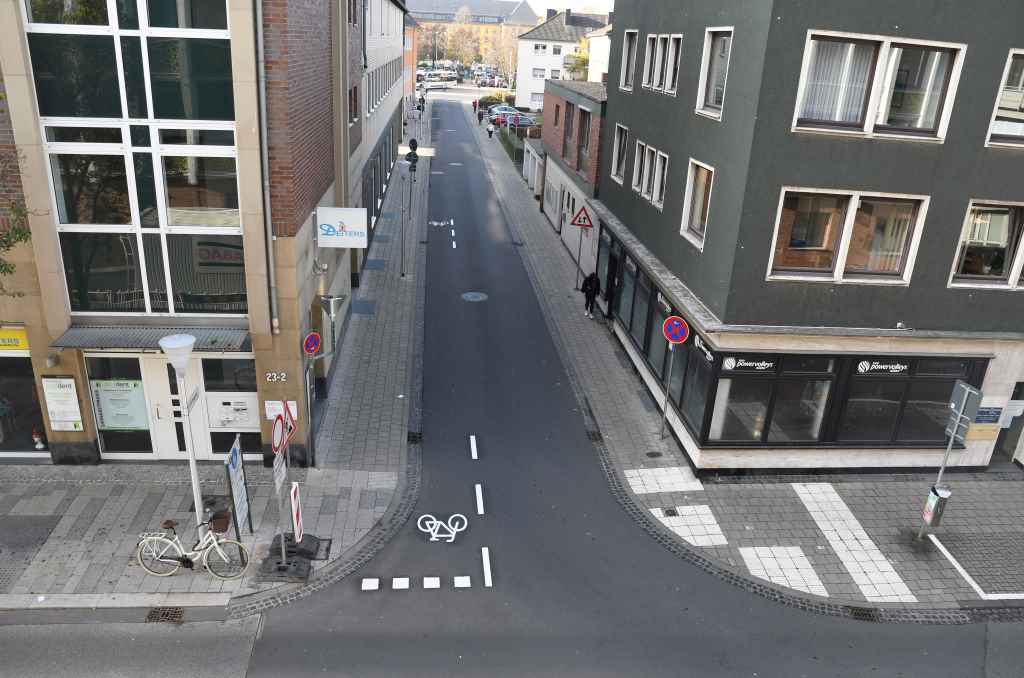 Verkehrszeichen 237, 240 und 241, Neue Fahrbahnmarkierung in der Violengasse.