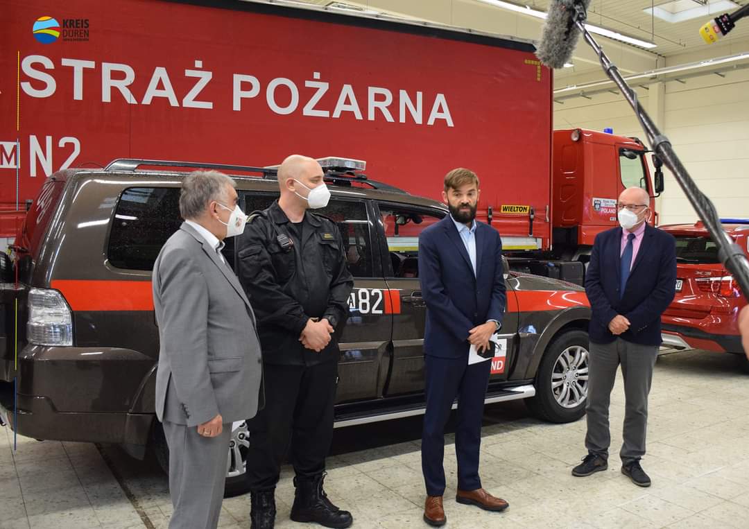 NRW-Innenminister Herbert Reul, ein Vertreter der polnischen Feuerwehr, der polnische Generalkonsul Jakub Wawrzyniak und Peter Kaptain, Allgemeiner Vertreter des Landrats des Kreises Düren nahmen die Bautrockner in Empfang. Foto: Kreis Düren
