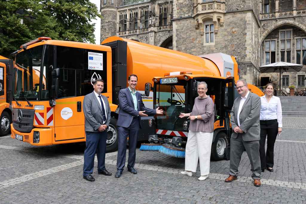 Ein Novum für Aachen: Achim Knoll, Bereichsleiter Einkauf und Technik des  Aachener Stadtbetriebs, Thomas Thalau, Leiter Aachener Stadtbetrieb,  Oberbürgermeisterin Sibylle Keupen, Klaus Mees, Bergdirektor des Ministeriums  für Wirtschaft, Innovation, Digitalisierung und Energie des Landes NRW, und  Julia Scholtes, Gesamtprojektleiterin „AachenMooVe!“, freuen sich, dass in Aachen nun wasserstoffbetriebene Abfallsammelfahrzeuge eingesetzt werden © Stadt Aachen/ Andreas Steindl