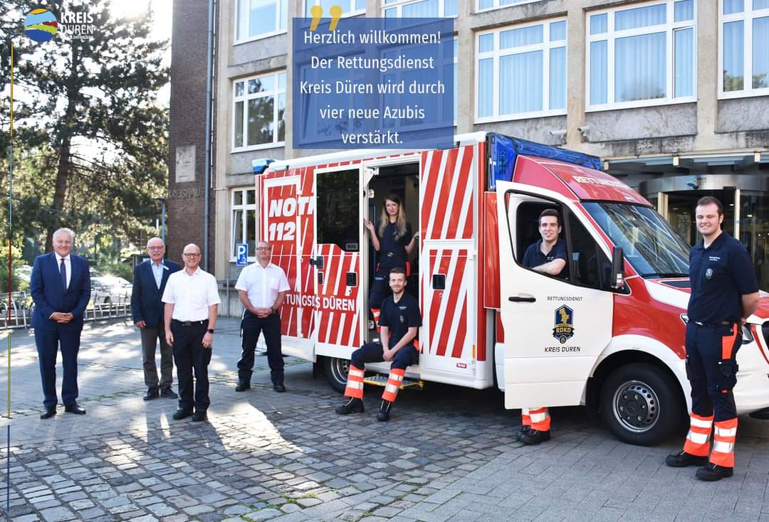 Heißen die neuen Auszubildenden des Rettungsdienstes herzlich willkommen (v.l.): Landrat Wolfgang Spelthahn, RDKD-Vorsitzender und Dezernent Peter Kaptain, Guido Kühler, stellv. Leiter Einsatzdienst und Michael Wimberger, Leitender Praxisanleiter. Foto: Kreis Düren