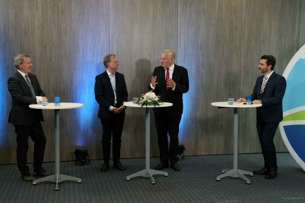 Talk zum Wasserstoff: Babor-Geschäftsführer Horst Robertz, Staatssekretär Thomas Rachel, Landrat Wolfgang Spelthahn und Dr. Martin Robinius (Autor der Studie/ von links). Foto: Kreis Düren