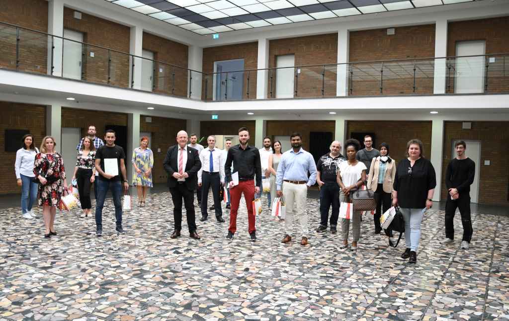 Gruppenfoto zur ersten Einbürgerung 2021 im Rathausfoyer