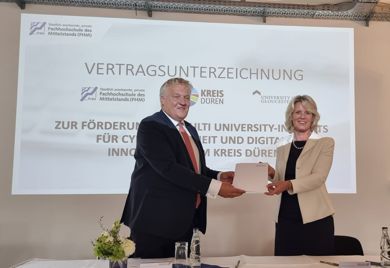 Landrat Wolfgang Spelthahn und Prof. Dr. Anne Dreier nach der Vertragsunterzeichnung für das Cyber Institut in Düren. Foto: Fachhochschule des Mittelstandes