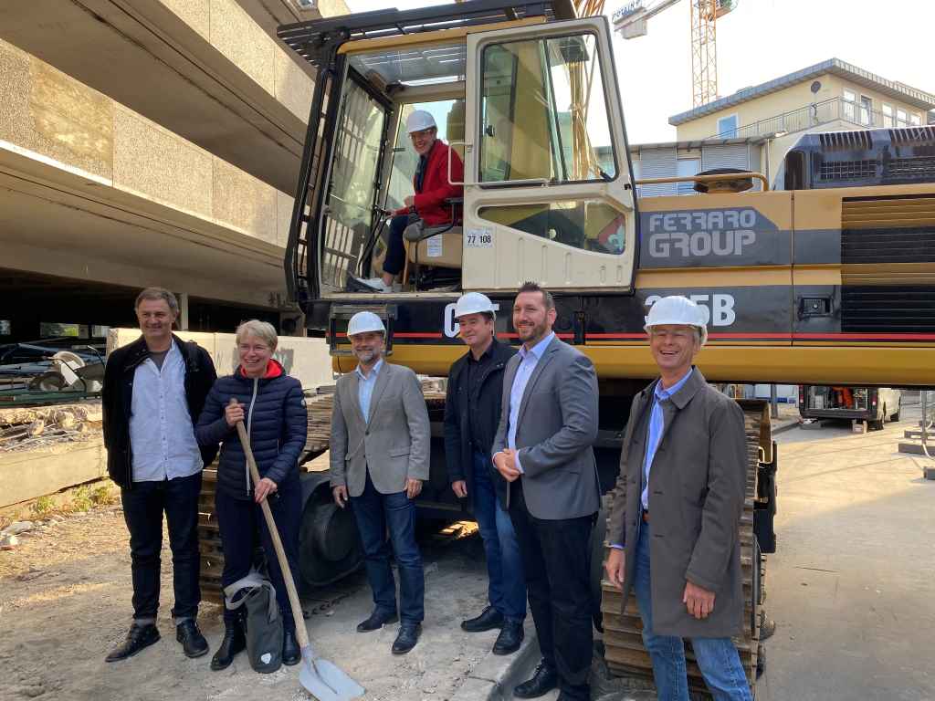 Stadt Aachen Im Bagger: Oberbürgermeisterin Sibylle Keupen, v.l.n.r.: Marc Beus (Aufsichtsrat SEGA), Dezernentin Frauke Burgdorff, Klaus Schavan & Frank Schneiderwind (Gebäudemanagement), Christoph Guth & Christoph Vogt (SEGA)