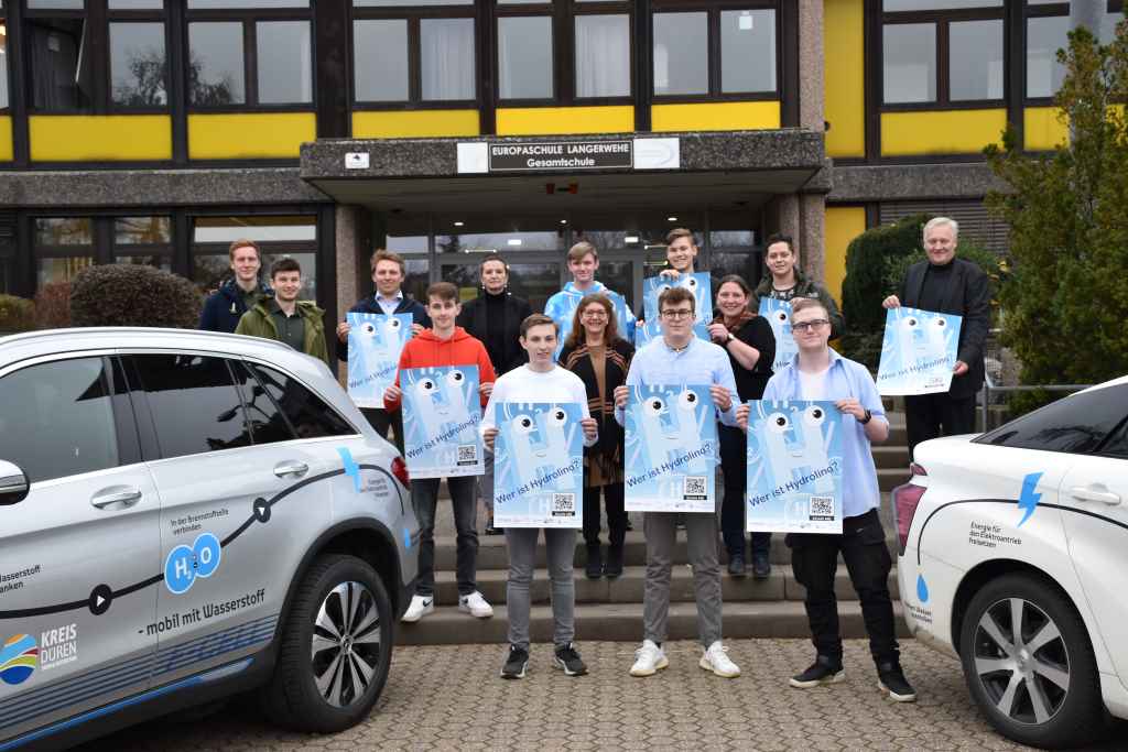 Landrat Wolfgang Spelthahn (hinten rechts) freut sich über die Plakate des Wasserstoff-Projektkurses der Europaschule Langerwehe.  Robin Dürselen, Marius Richter, Frank Burkard (alle Kreis Düren), Schulleiterin Regina Westermann (hinten v.l.) sowie die Lehrerinnen Janine Dassen (Mitte) und Wiebke Gerhardt (Mitte rechts) unterstützen die Schüler. Foto: Kreis Düren