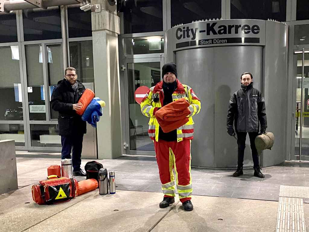 Gemeinsam mit ehrenamtlichen Mitarbeitern des Medical Service NRW e.V. suchten Sozial-dezernent Thomas Hissel (li.) und Abdulkader Albik (re.) vom Sozialamt der Stadt Obdachlose in Düren auf.