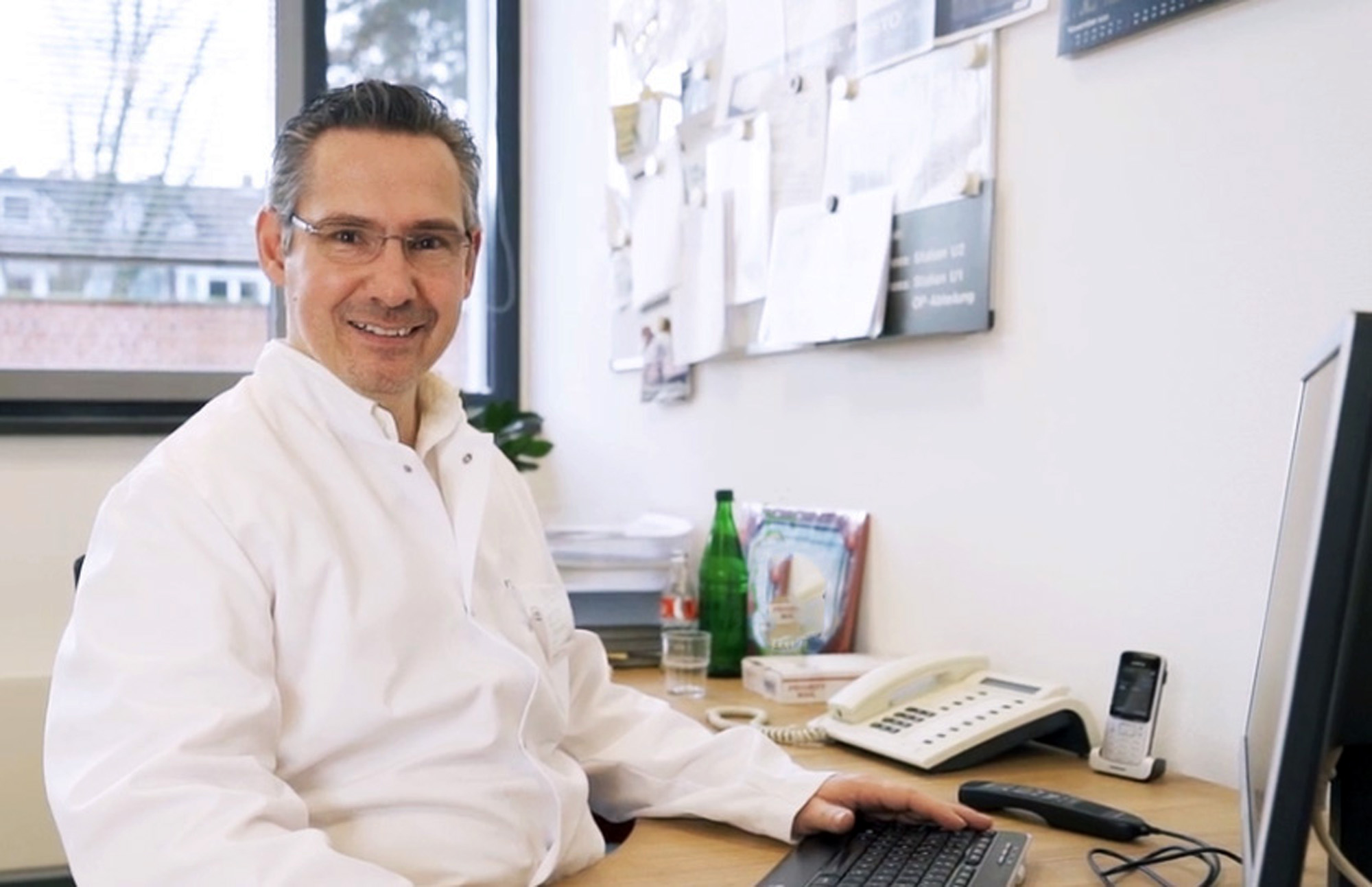 „Bitte setzen Sie Ihre Gesundheit nicht aufs Spiel“, appelliert Dr. Christof Börgermann an alle, die derzeit Arztbesuche vermeiden, die dringend notwendig sind.  Foto: Krankenhaus Düren 