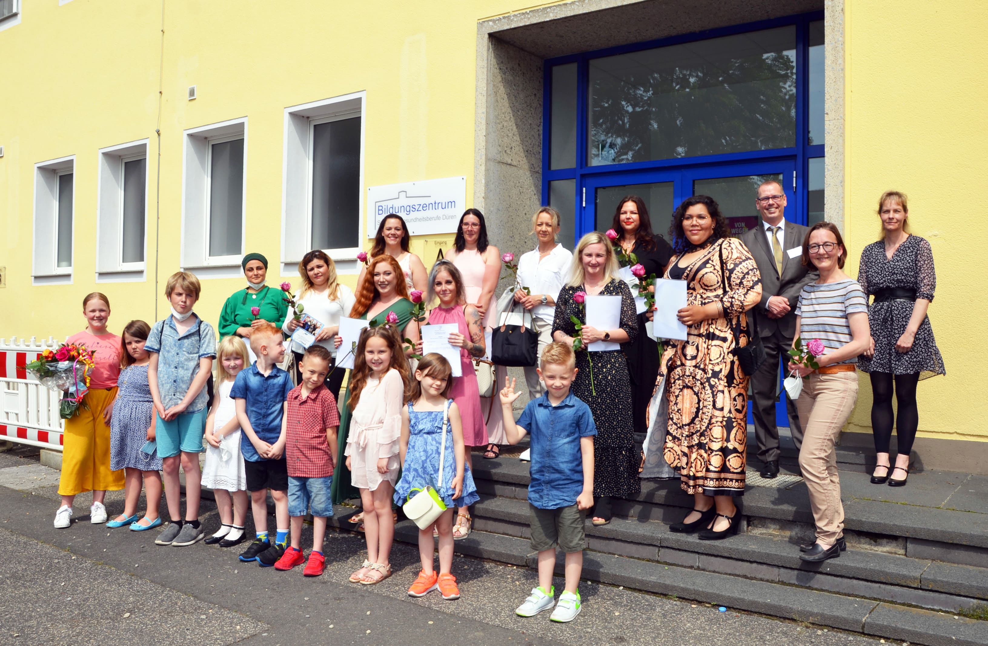 Die zehn Absolventinnen der Altenpflege-ausbildung in Teilzeit freuten sich über ihre Examensurkunden. Neben den Aus-bildungsverantwortlichen gratulierten auch die Kinder, die zurecht stolz auf ihre Müt-ter sind.  Foto: Krankenhaus Düren 