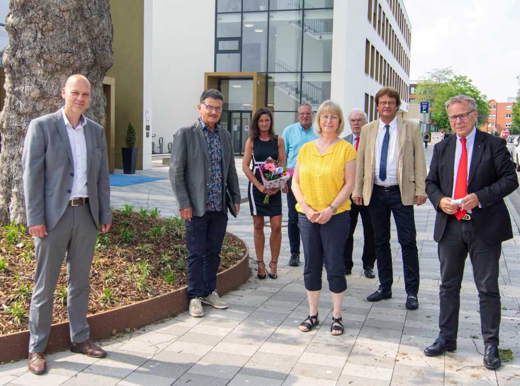 Auf dem Foto links im Bild Heiko Jansen (neuer Vorsitzender) und rechts im Bild Waldemar Radtke (bisheriger Vorsitzender), sowie weitere Mitglieder des Arbeitskreises Zahngesundheit 