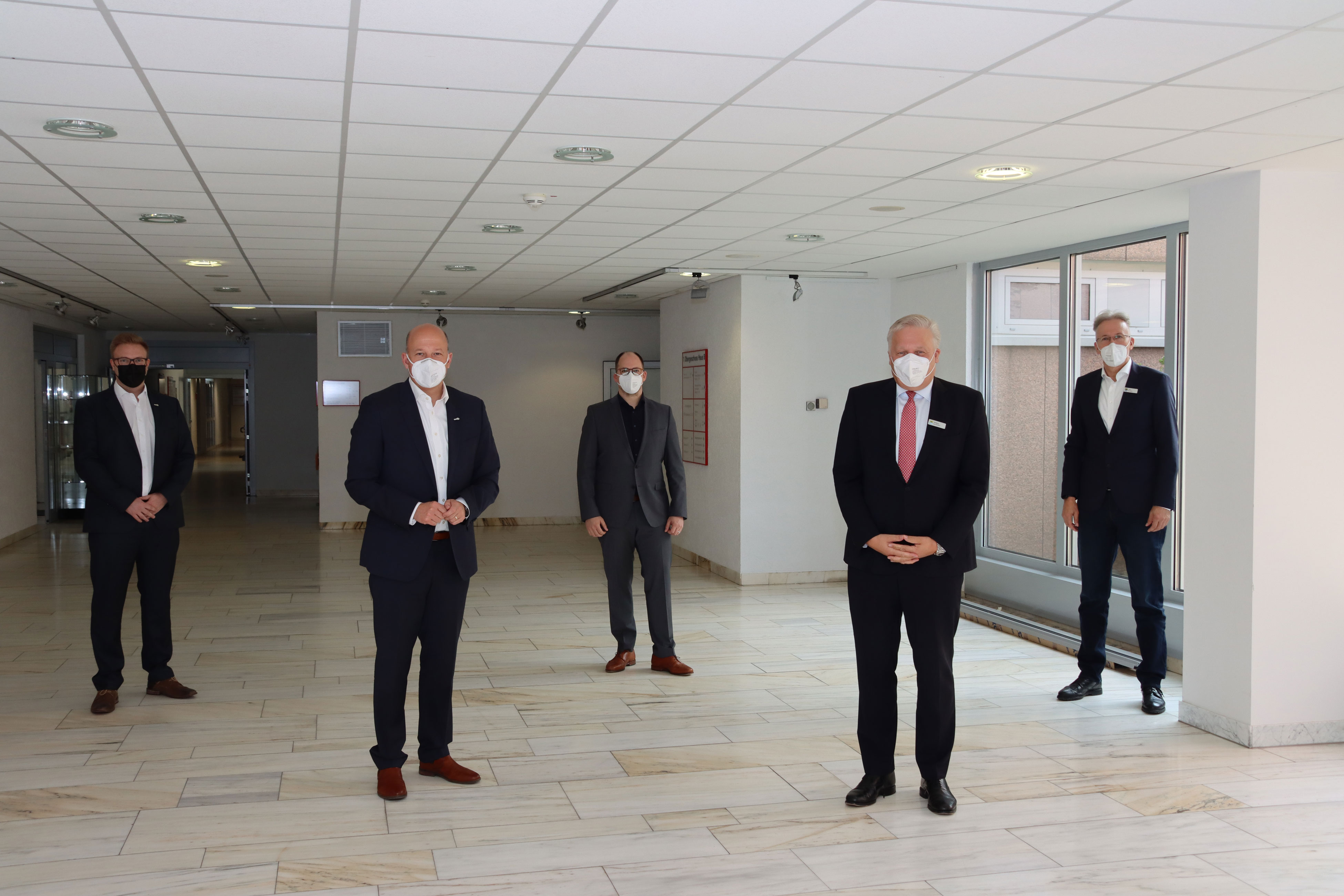 Landrat Wolfgang Spelthahn (vorne rechts) traf seinen Amtskollegen aus dem Rhein-Erft-Kreis, Frank Rock (vorne links), im Beisein von Jens Bröker, Leiter der Stabsstelle Innovation und Wandel Kreis Düren, sowie Thorsten Herzog und Moritz Pelzer (von rechts / Rhein-Erft-Kreis). Foto: Kreis Düren 