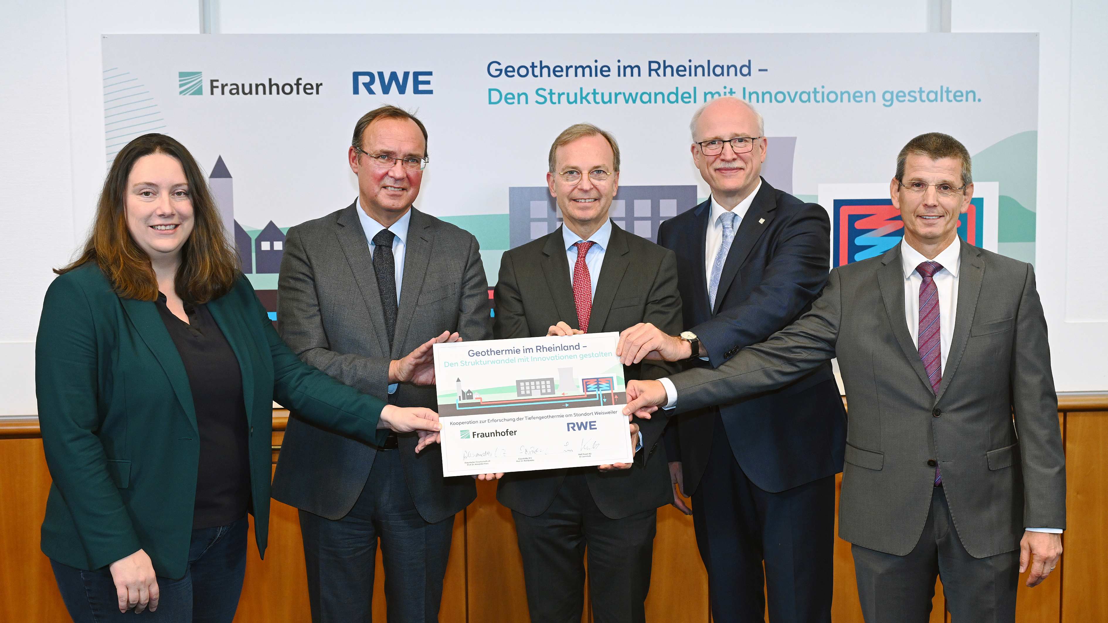 Zur Vertragsunterzeichnung trafen sich (v.l.n.r.):  Bürgermeisterin Nadine Leonhardt Dr. Rolf Bracke von Fraunhofer IEG Thomas Rachel, Parlamentarischer Staatssekretär im BMBF Fraunhofer-Vorstand Dr. Alexander Kurz Dr. Lars Kulik, Vorstandsmitglied von RWE Power   