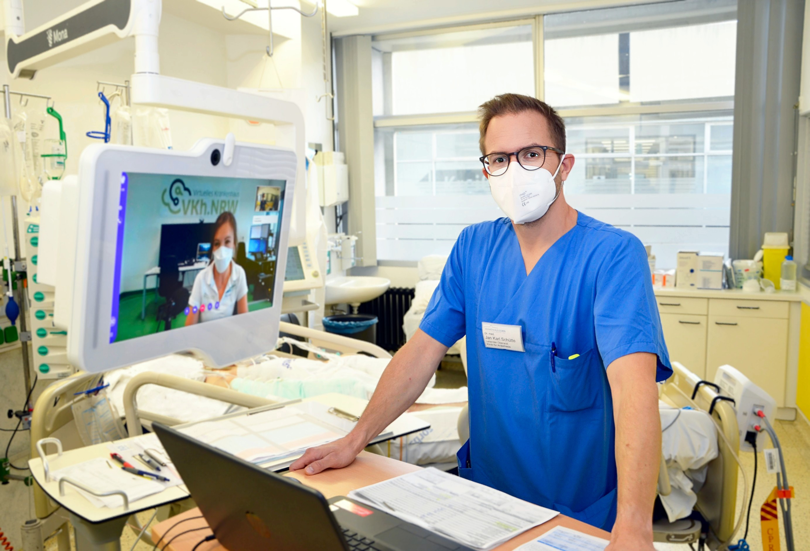 Dr. Jan-Karl Schütte tauscht sich bei der Tele-Intensivvisite mit einer Kollegin des Uniklinikums Aachen aus.  Foto: Krankenhaus Düren 
