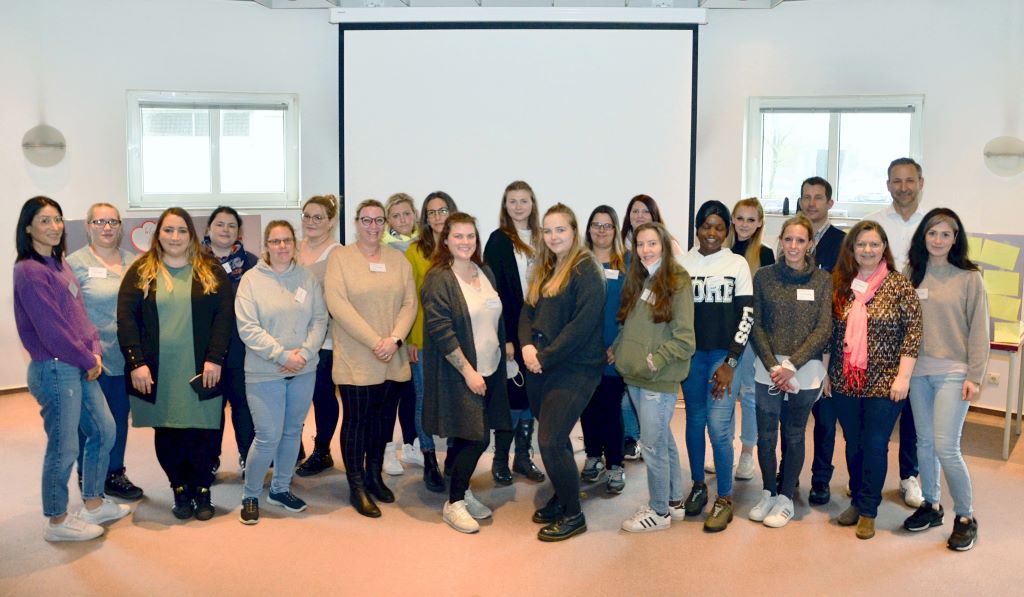 Sie freuen sich über die große Chance, die ihnen die Teilzeitausbildung bietet: die neuen Pflege-Auszubildenden im Bildungszentrum des Krankenhauses Düren. Pflegedirektor Sebastian Heilsberger und Kursleiter Dirk Murmann hießen sie herzlich willkommen.  Foto: Krankenhaus Düren 