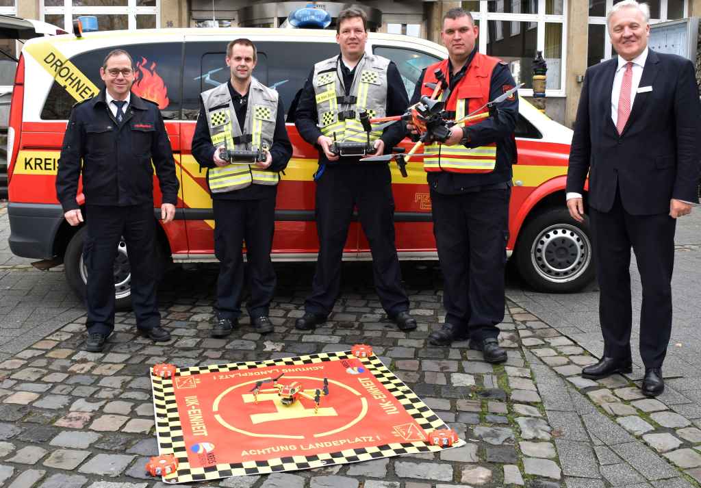 Landrat Wolfgang Spelthahn, Michael Blum, Lars Schmitz, Markus Herzog (alle Leitungsteam der Drohnen-Einheit) und Kreisbrandmeister Karlheinz Eismar (v.r.) bei der Übergabe der Drohneneinheit an die Feuerwehr Kreis Düren. Foto: Kreis Düren.