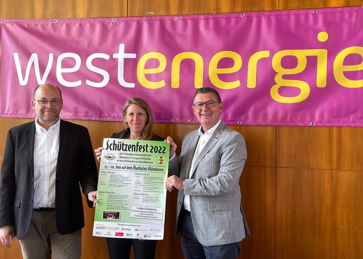Freuen sich gemeinsam auf ein tolles Festwochenende: Marcus Herhut von der St. Sebastianus Schützenbruderschaft Aldenhoven von 1450, Sarah Thießen (Westnetz AG) sowie der Festausschussvorsitzende und Schirmherr Ralf Claßen