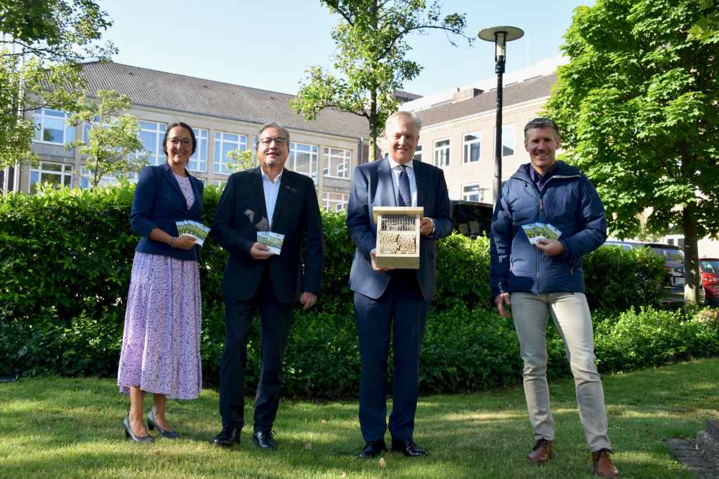 Unterstützen alle Interessierten bei ihren Vorhaben im Rahmen des Klimaschutzprogramms: Anne Schüssler, Kreis Düren, Uwe Willner, Vorstandsvorsitzender der Sparkasse Düren, Landrat Wolfgang Spelthahn und Eric Floren, Klimaschutzbeauftragter des Kreises Düren (v.l.). Foto: Kreis Düren