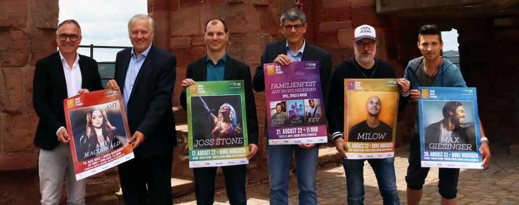 Präsentierten auf der Burg Nideggen das Programm für die "Bühne unter Sternen": Landrat und Schirmherr Wolfgang Spelthahn (2. von links), Konzertveranstalter Christian Mourad, Jan-Oliver Mau (Rurtalbus), Herbert Häner (Rurtalbahn) und die Sterneköche der Burg, Herbert Brockel und Tobias Schlimbach (von links). Foto: Kreis Düren