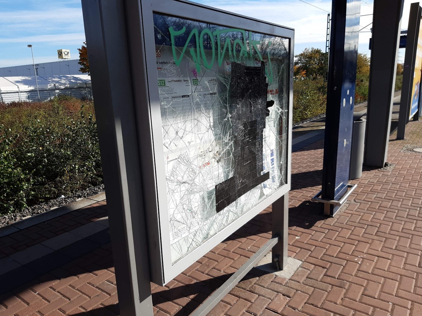 Bild: NVR - beschädigte Vitrine an der Station Köln Airport-Businesspark