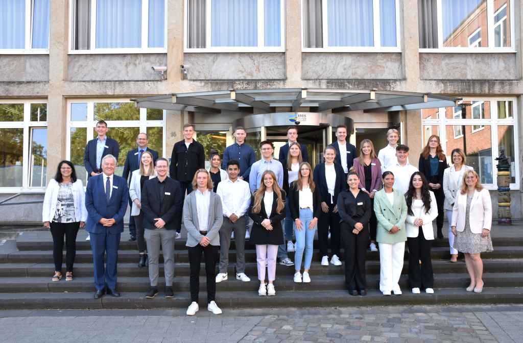 Insgesamt 20 Nachwuchskräfte des Kreises Düren wurden von Landrat Wolfgang Spelthahn (2. von links) und weiteren Vertreterinnen und Vertretern der Kreisverwaltung begrüßt. Foto: Kreis Düren