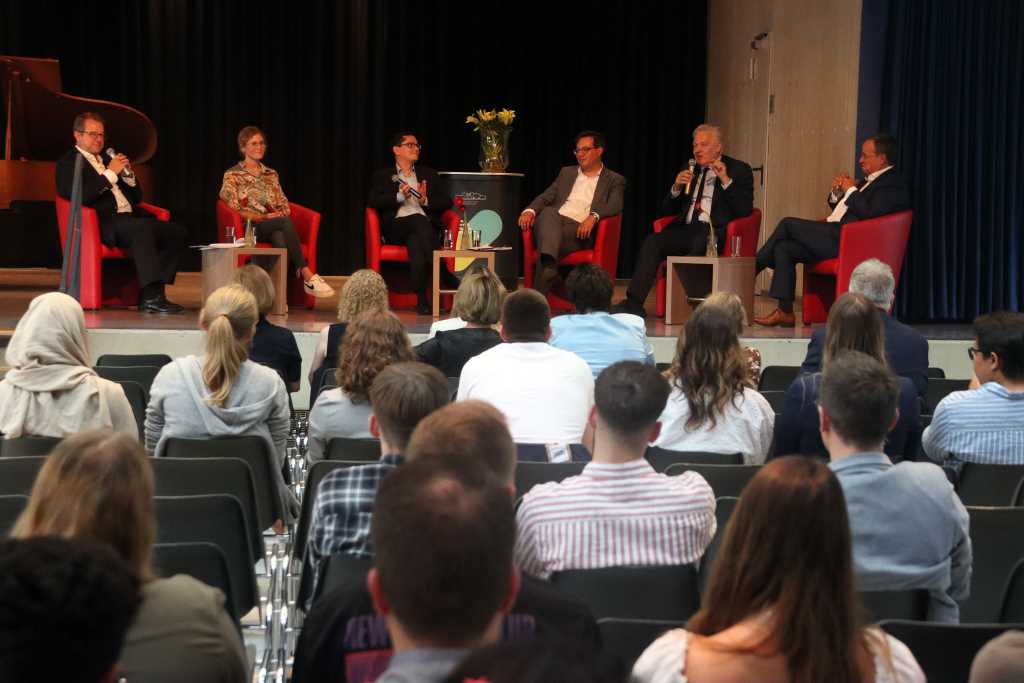Talk zum Thema Bildung mit Moderator Ulrich Stockheim, der Studierenden Jule Joy Pütz und Santino Giese (ehemaliger Studierender) sowie Dr. Stefan Cuypers (Vereinigte Industrieverbände), Landrat Wolfgang Spelthahn und dem früheren NRW-Ministerpräsidenten Armin Laschet (von links). Foto: Kreis Düren