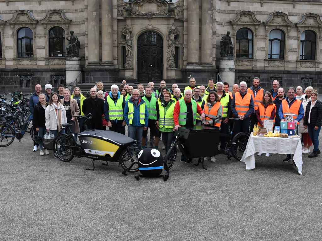 Der Hoeschplatz vor dem Leopold-Hoesch-Museum war Ziel einer Fahrrad-Sternfahrt im Rahmen der Europäischen Mobilitätswoche.