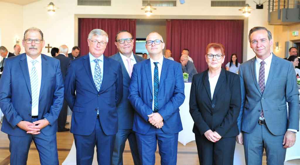 Foto (© Kaya Erdem) v.l.: Renardo Schiffer (Geschäftsführer St. Augustinus-Krankenhaus Düren), Dr. med. Jan-Georg Ochs (Ärztlicher Direktor), Dr. Theodor-Michael Lucas (Geschäftsführer und Sprecher der Geschäftsführung Josefs-Gesellschaft Köln), Dr. med. Markus Huppertz-Thyssen, MBHA, DESAIC (Stellv. Ärztlicher Direktor), Bärbel Bachmann-Stärk (Pflegedirektorin), Stephan Prinz (Geschäftsführer Josefs-Gesellschaft Köln)