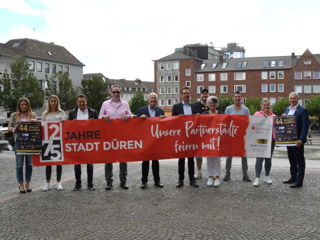 Die Vorfreude auf das 44. Dürener Stadtfest der IG City ist groß. Zusammen mit Bürgermeister Frank Peter Ullrich (5.v.l.) präsentierten die Organisatoren jetzt das umfang- und abwechslungsreiche Programm.