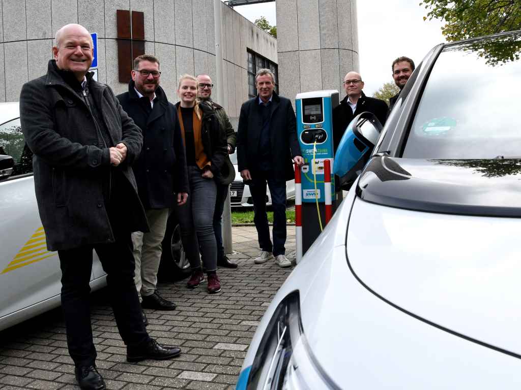 Im Grüngürtel steht eine der 20, im Rahmen des eMIND-Projekts im Dürener Stadtgebiet, neu errichteten E-Ladesäulen. 