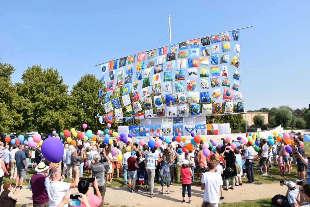 Beim großen Familienfest im Brückenkopf-Park wird nicht nur das neue Segel des Ship of Tolerance (hier 2019) enthüllt – es gibt auch viel Musik, Mitmachaktionen und Spielstände zum 50. Geburtstag des Kreises Düren. Foto: Kreis Düren