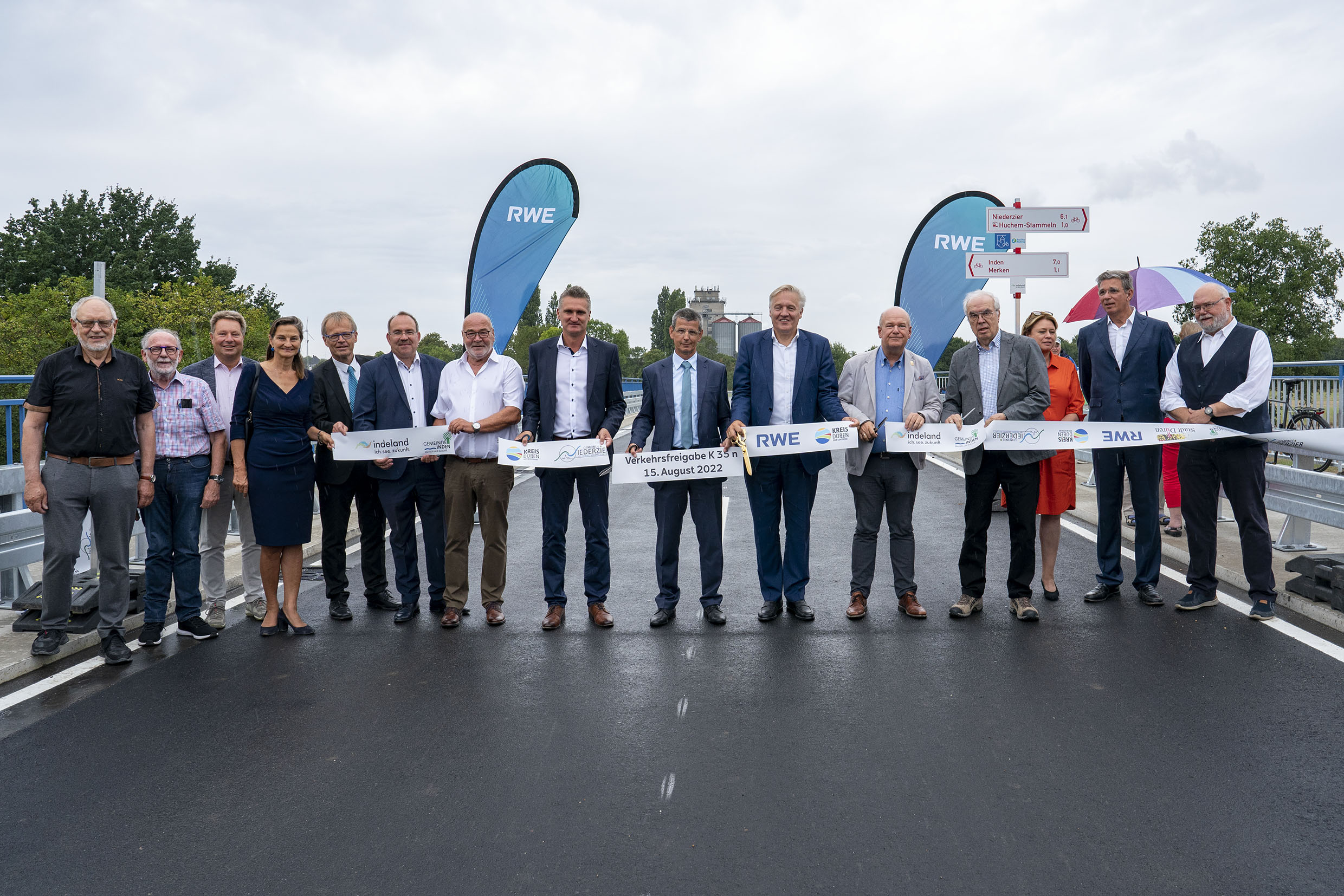"Gemeinsam mit Vertretern der Region eröffnen Wolfgang Spelthahn (Landrat Kreis Düren, 6.v.r.), Dr. Lars Kulik (RWE Power Vorstand, 7.v.r.),  Frank Peter Ullrich (Bürgermeister Düren, 5.v.r.) und Frank Rombey (Bürgermeister Niederzier, 8.v.r.) symbolisch die neue Kreisstraße 35 und die neue, jetzt zweispurige Brücke über die Rur. Foto: "RWE Power"