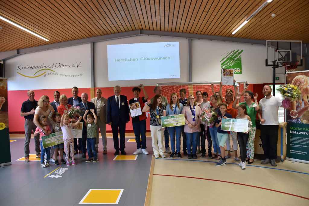 Die stolzen Preisträger und die Mitglieder der Jury freuen sich über die Auszeichnung. Foto: Kreis Düren