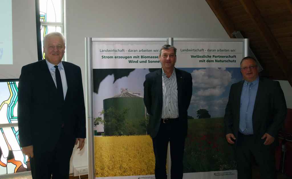 Landrat Wolfgang Spelthahn stellte mit Prof. Dirk Abel (RWTH /rechts) und Kreis-Landwirt Erich Gussen (links) das Projekt "Energieautarker Bauernhof" vor. Foto. Kreis Düren