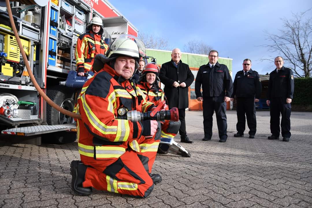 In Zukunft rot statt dunkelblau: die neue Schutzkleidung der Feuerwehr Düren verbessert die Sicherheit der Einsatzkräfte.