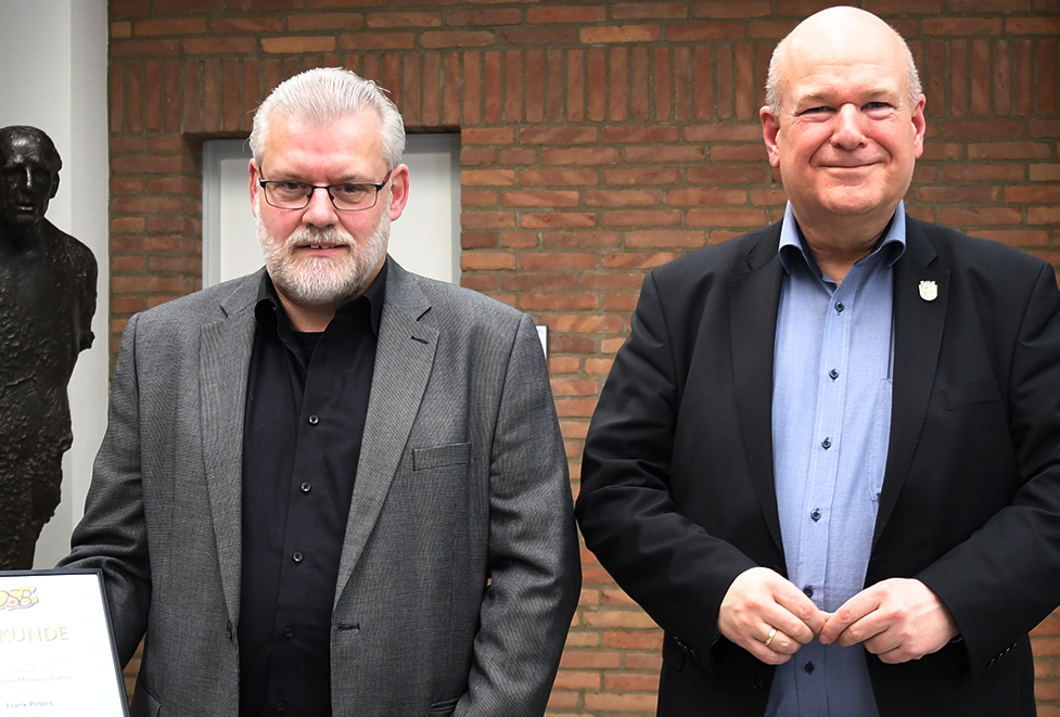 Frank Peters (l.), Deutscher Meister mit dem Kleinkaliber-Gewehr, aufgelegt auf 50 Meter, zu Besuch bei Bürgermeister Frank Peter Ullrich.