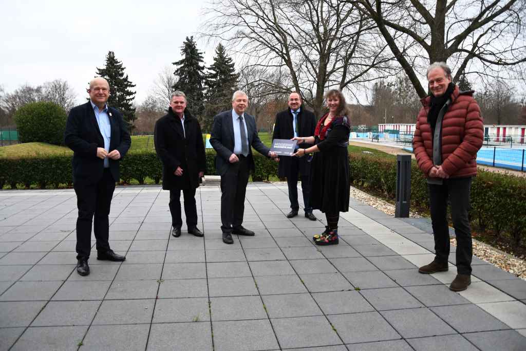 Im Beisein von Bürgermeister Frank Peter Ullrich (l.) überreichte die Staatssekretärin für Sport und Ehrenamt des Landes Nordrhein-Westfalen, Andrea Milz (2.v.r.), das Hinweisschild „Moderne Sportstätte 2022“ an den Vorsitzenden des Dürener Turnvereins, Dr. Werner Rixen (3.v.l.). Mit auf dem Bild: Wolfgang Schmitz (r.), Geschäftsführer des Kreissportbundes Düren, der Landtagsabgeordnete Dr. Ralf Nolten (3.v.r.) und Stefan Klett (2.v.l.), Präsident des Landessportbundes.