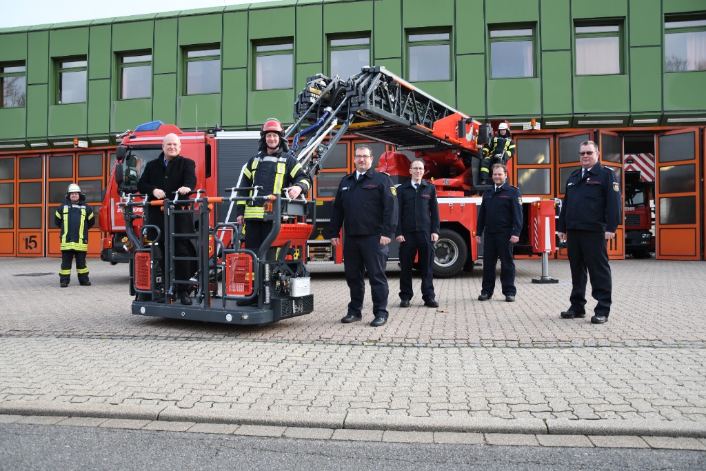 Bürgermeister Frank Peter Ullrich (2.v.l.) bei der offiziellen Übergabe der neuen Drehleiter an die Feuerwehr der Stadt Düren