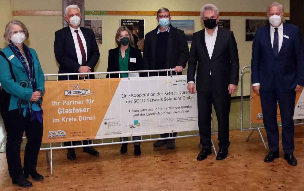 NRW-Wirtschaftsminister Andreas Pinkwart (2. v. r.) und Landrat Wolfgang Spelthahn (r.) besuchten im Beisein von Verwaltungs-, Schul- und Unternehmensvertretern das Nelly-Pütz-Berufskolleg und zeigten sich begeistert von der Kreativität und den digitalen Fertigkeiten der Schülerinnen und Schüler. Foto: Kreis Düren