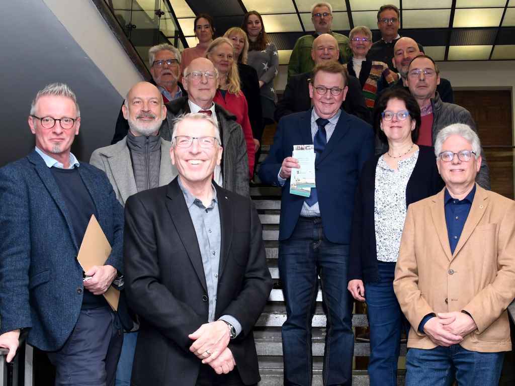 In der Vorweihnachtszeit 2021 hat der Lions Club Düren 6.600 Adventskalender verkauft und damit die Rekordsumme von 24.900 Euro eingenommen. Den Erlös spendet der Club traditionell für die Arbeit mit benachteiligten Kindern, Jugendlichen und Familien.