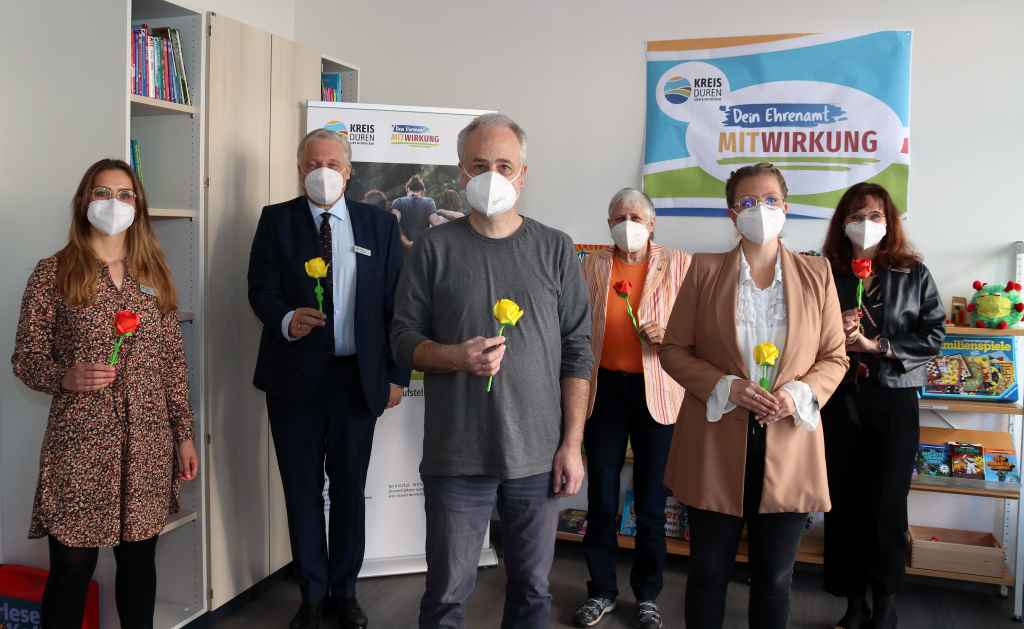 Die Kontakt- und Anlaufstelle "Dein Ehrenamt. MITWIRKUNG" wurde offiziell von Landrat Wolfgang Spelthahn (2. v. l.), Ingrid Lensing (4. v. l.) und Reiner Lövenich (3. v. l. / beide Freiwilligenzentrum) sowie von Elke Ricken-Melchert, Gina Gardenier und Carolin Möller (v. r. / Kreis Düren) eröffnet. Foto: Kreis Düren. 