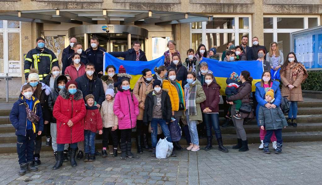 Knapp 40 Menschen aus der Ukraine kamen heute (10.3.) in Düren an und wurden am Kreishaus herzlich begrüßt. Foto. Kreis Düren