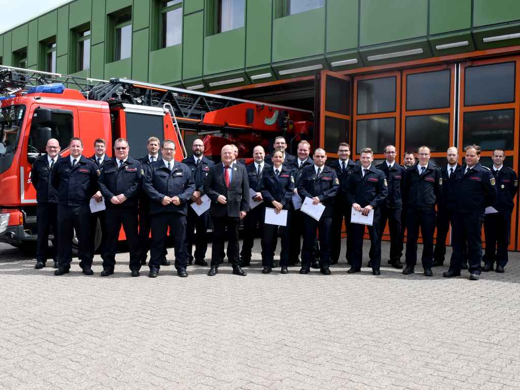 Im Auftrag von NRW-Innenminister Herbert Reul hat Bürgermeister Frank Peter Ullrich Einsatzkräfte der Dürener Feuerwehr für ihre Hilfe während der Flutkatastrophe im vergangenen Juli ausgezeichnet. 23 Männer und eine Frau erhielten die „Feuerwehr- und Katastrophenschutz Einsatzmedaille“ des Landes Nordrhein-Westfalen.