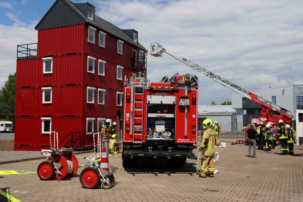 Am Blaulicht-Tag präsentiert die Feuerwehr unterschiedliche Übungen – unser Bild zeigt eine Demonstration der Feuerwehr im vergangenen Jahr bei der Eröffnung des Instituts der Feuerwehr. Foto: Kreis Düren