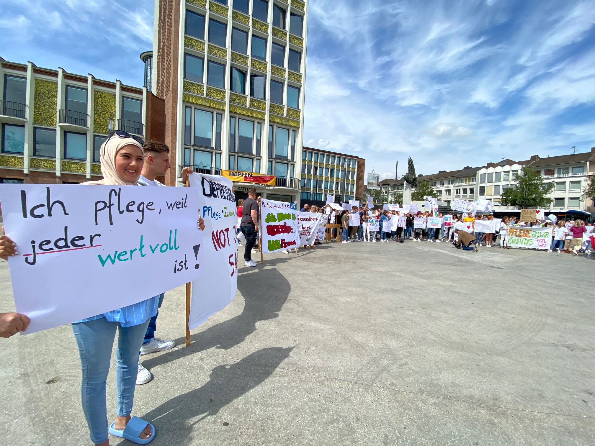 Auf dem Dürener Kaiserplatz haben sich Pflegekräfte und Azubis für ihren Beruf stark gemacht. Foto: Kreis Düren