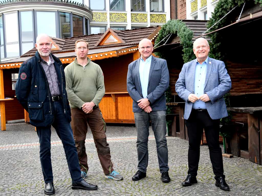 Foto: Freuen sich auf den 48. Dürener Weihnachtsmarkt, der am 17. November startet: (v.l.n.r.) Hans Bert Cremer, Gilbert Breuer (beide Verband reisender Schausteller Düren), Frank Blumenthal (Vermessungsamt Stadt Düren) und Bürgermeister Frank Peter Ullrich.