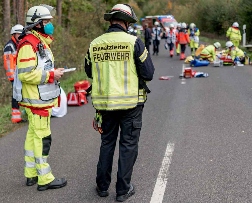 Zum Glück nur eine Übung: Feuerwehr und Rettungsdienst Kreis Düren probten bei einem Unfall mit vielen Verletzten den Ernstfall. Fotos: Ralf Schmitz
