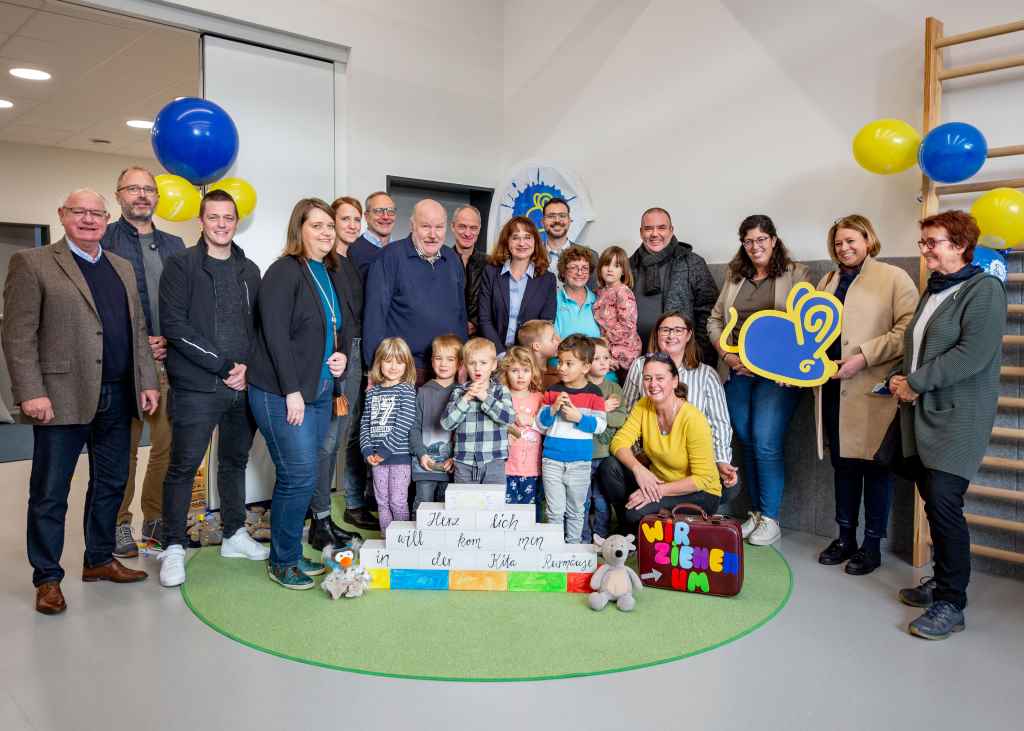 Die Beteiligten der Kita, des Trägers, der Kreispolitik und allen voran die Kinder freuen sich über den neuen Festbau der Rurmäuse in Kreuzau. Foto: Kreis Düren