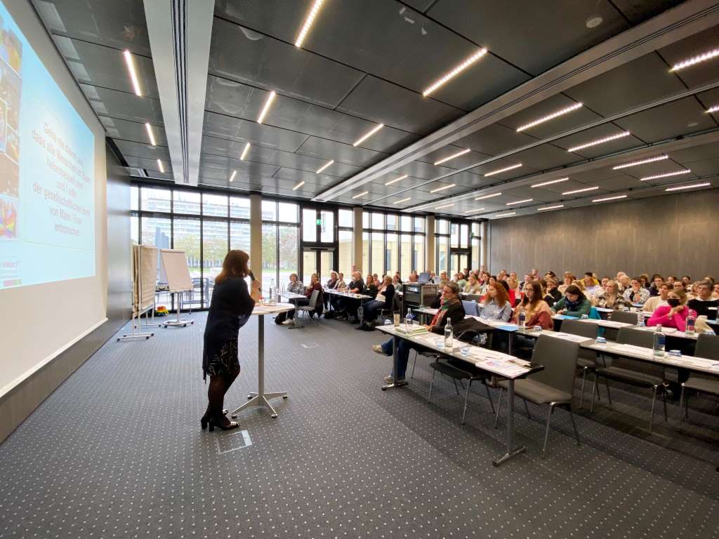 Bei dem ersten Fachtag zu sexueller Orientierung und geschlechtlicher Vielfalt nahmen rund 100 Interessierte teil. Elke Ricken-Melchert (Kreis Düren, l.) begrüßte die Anwesenden. Foto: Kreis Düren