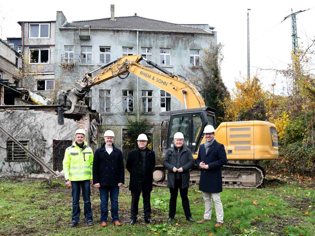 Foto: (v.l.n.r.) Sascha von den Driesch (Gebäudemanagement der Stadt Düren), Hans-Willi Schroeder (Leiter des Amtes für Gebäudemanagement), der Technische Beigeordnete der Stadt Düren, Niels-Christian Schaffert, Bürgermeister Frank Peter Ullrich und der Erste Beigeordnete der Stadt Düren, Thomas Hissel. 