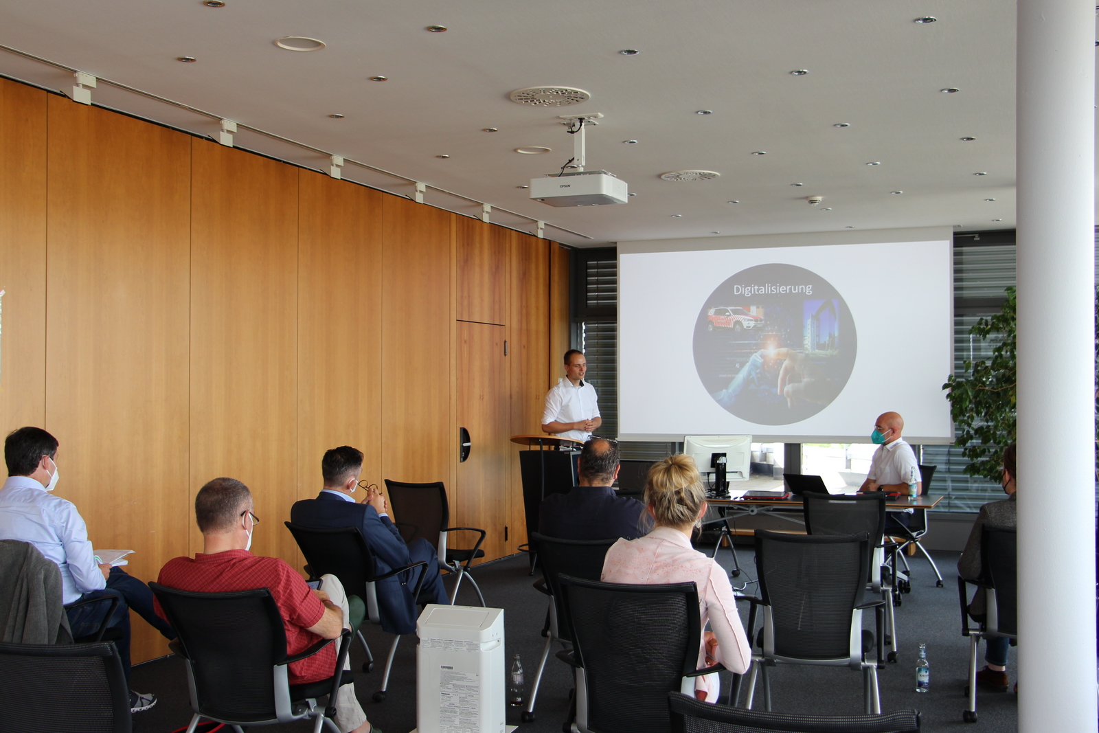 Foto (© H. Deniz-Altin) v.l.: Dr. med. Norbert Hambach, stellv. ärztlicher Leiter der interdisziplinären Notfallambulanz im St. Augustinus-Krankenhaus in Düren-Lendersdorf, während seiner Präsentation